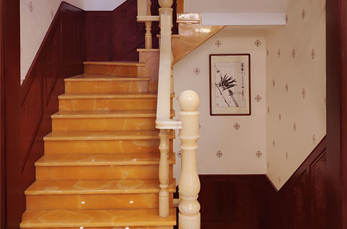 西藏中式别墅室内汉白玉石楼梯的定制安装装饰效果